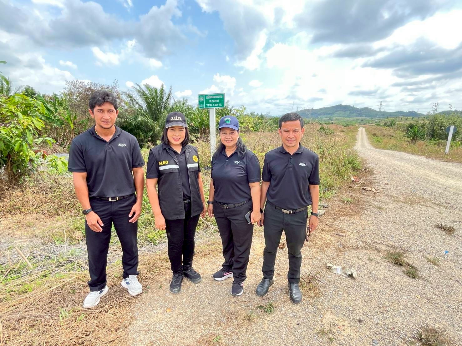 title - ผู้ตรวจราชการ ส.ป.ก. ประชุมติดตามผลการดำเนินงานตามแผนการตรวจราชการ ของ ส.ป.ก. ประจำปีงบประมาณ พ.ศ. 2569 รอบที่ 1 พร้อมลงพื้นที่มอบกิ่งพันธุ์โกโก้คุณภาพดีจำนวน 3,000 ต้น ณ จังหวัดชุมพร